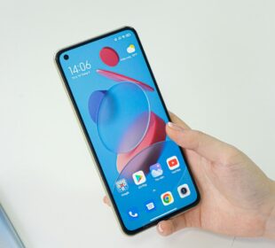 person holding iphone 6 with blue and red iphone case